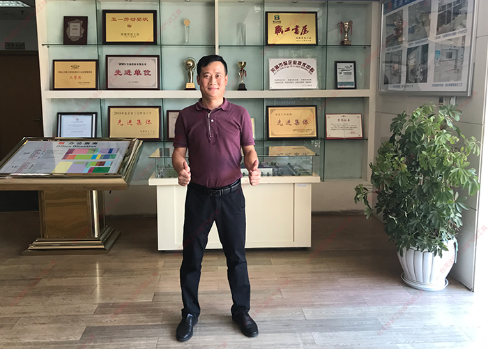 台湾香蕉视频在线播放万里扬荣誉证书前留念