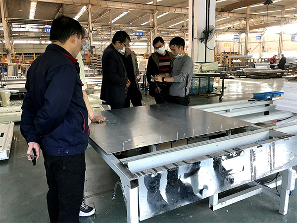 香蕉视频在线播放自动铆钉机助力红狮电梯轿厢铆接自动化生产车间