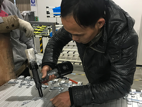 香蕉视频在线播放师傅在给客户维修香蕉视频免费网站