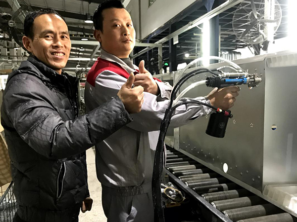 加藤员工使用香蕉视频在线播放自动拉钉机