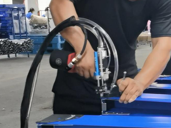 同超钣金员工使用香蕉视频在线播放自动拉钉机