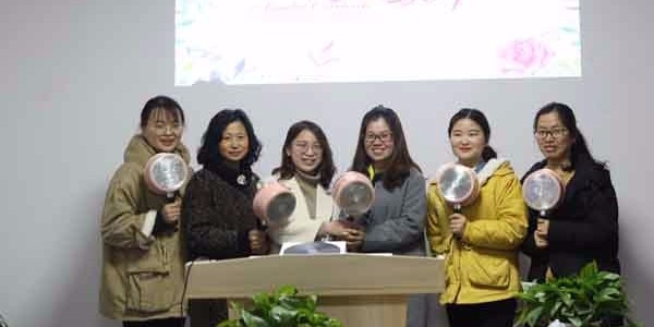 台湾香蕉视频在线播放欢度三八女神节